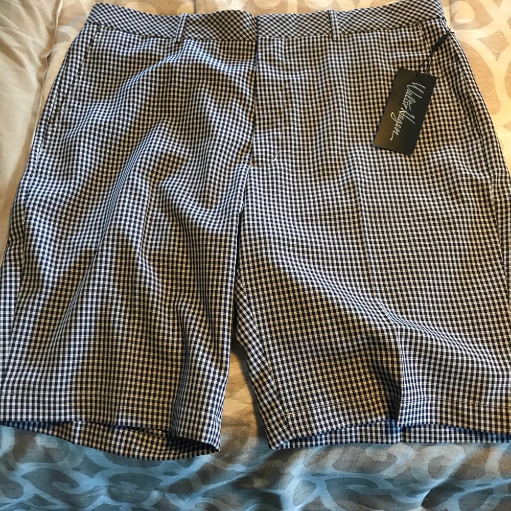 Men’s Walter Hagen golf shorts.